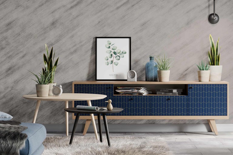 Vardagsrum med byrå, bord och krukväxter