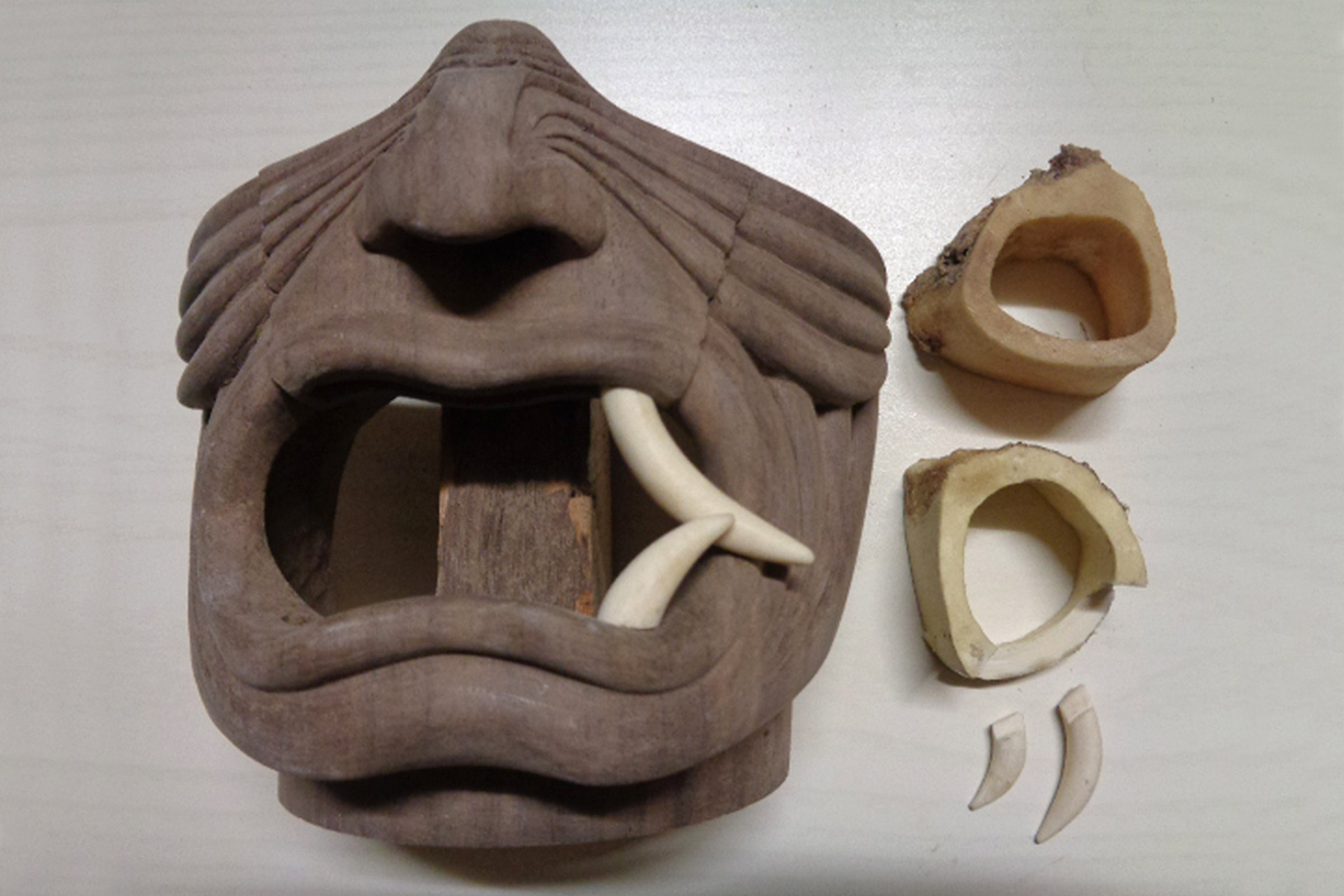Trämask med öppen mun och tänder