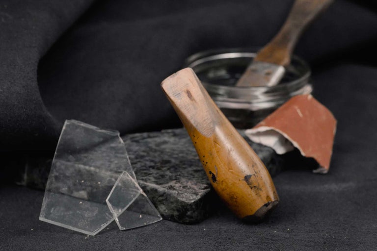 Stilleben med träverktyg, glasbitar och sandpapper