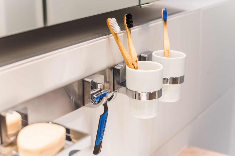 Badrumsinredning med tandborstar, rakhyvel, tvål och hållare