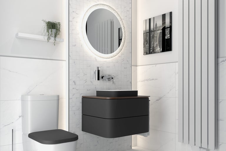 Modernt badrum med toalett, tvättställsskåp, spegel och element