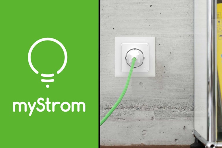 myStrom-logotyp och eluttag med kontakt på en betongvägg