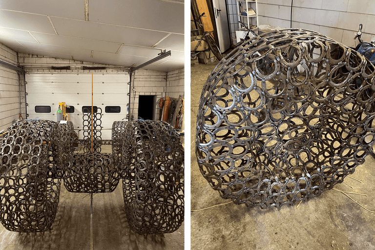 Dekorativ skulptur av en traktor gjord av hästskor