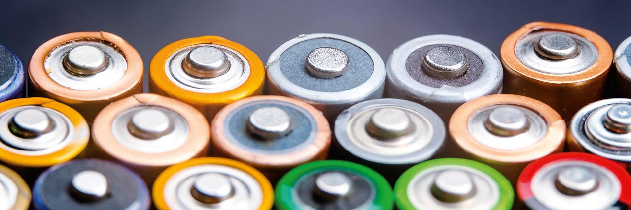 Närbild av en rad olika batterier.