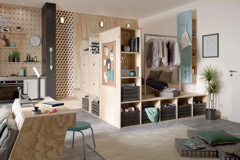 Inredning med hyllsystem, skrivbord och sittgrupp