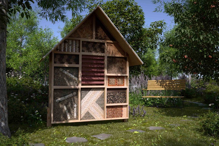Insekthotell av trä i trädgården