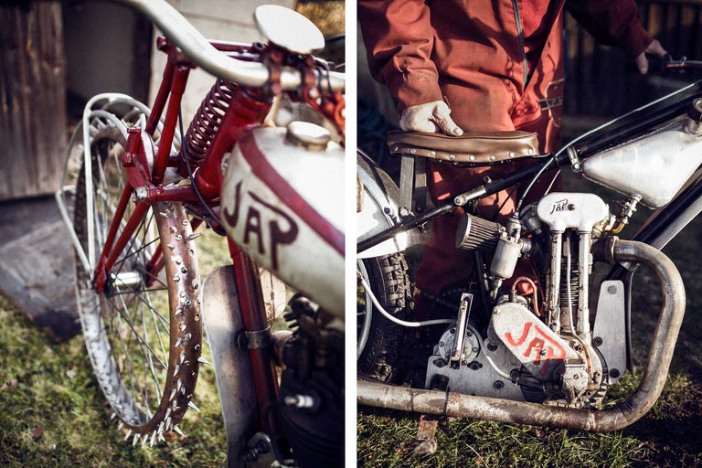 Detaljvy av en veteranmotorcykel med JAP-logotyp på tanken och motorblocket