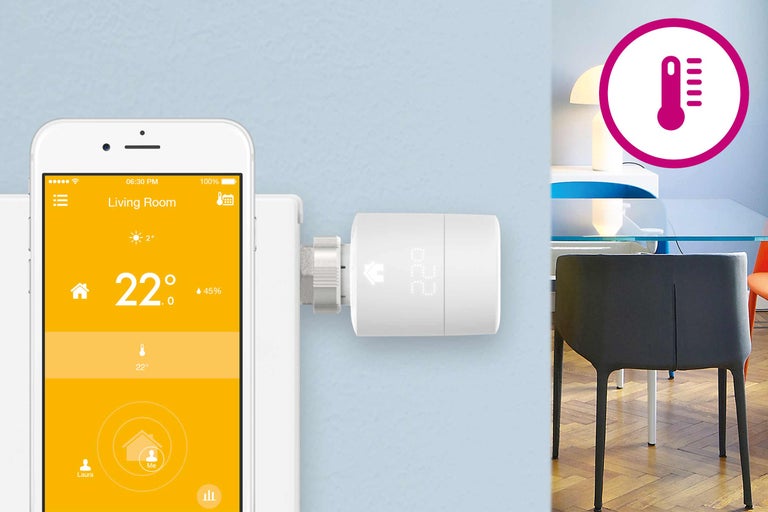 Smartphone med termostat för temperaturkontroll i vardagsrummet