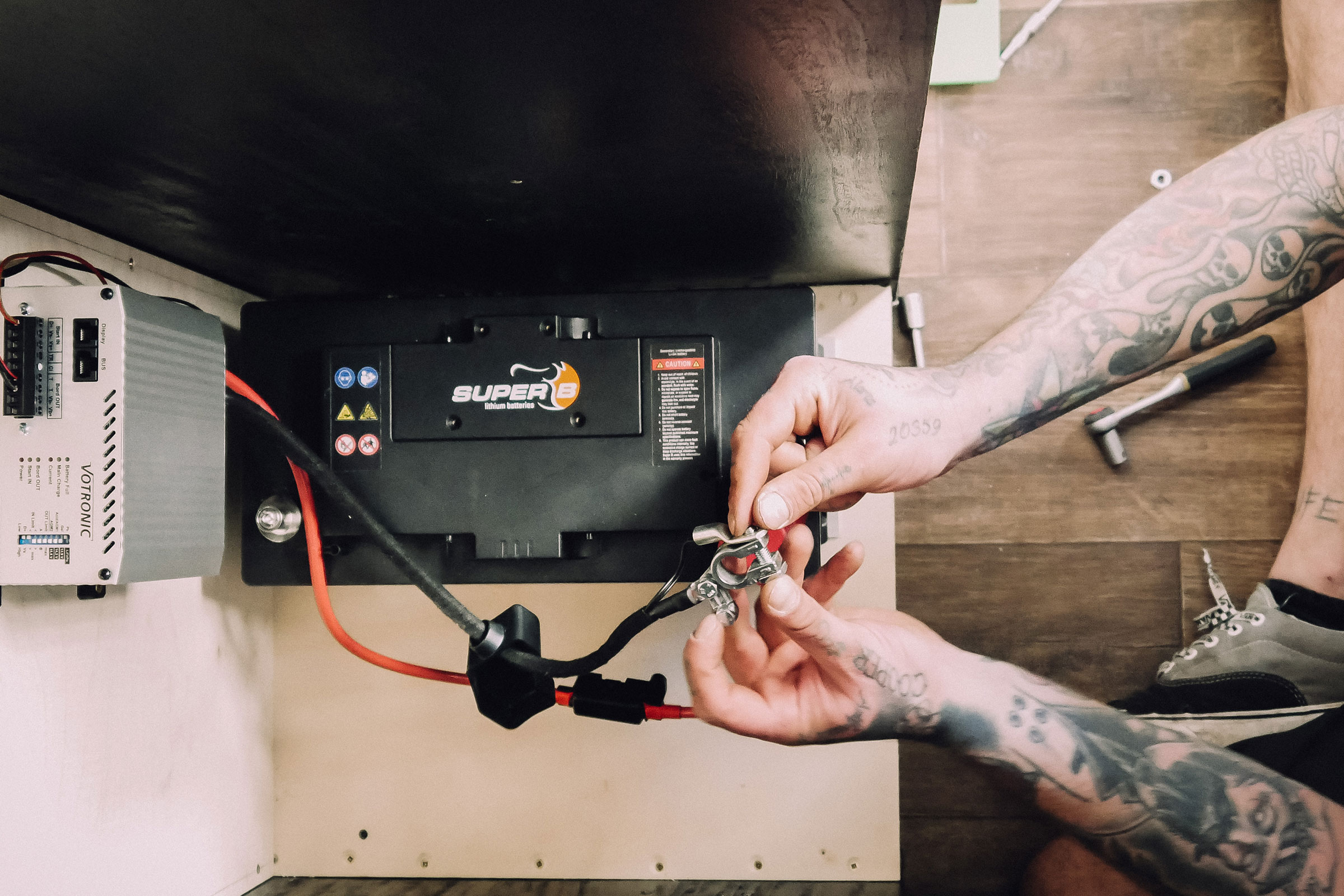 Installation av Super B litiumbatteri med Votronic-laddare i ett träfodral