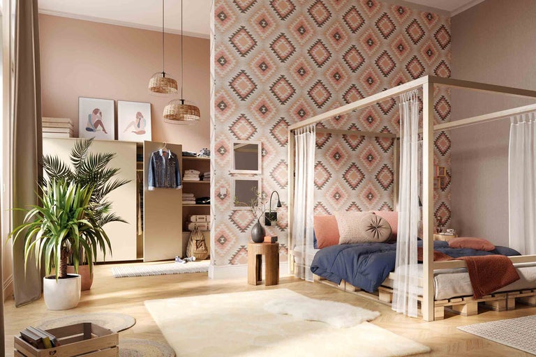 Ljust rum med himmelssäng, garderob och krukväxter för en mysig atmosfär.