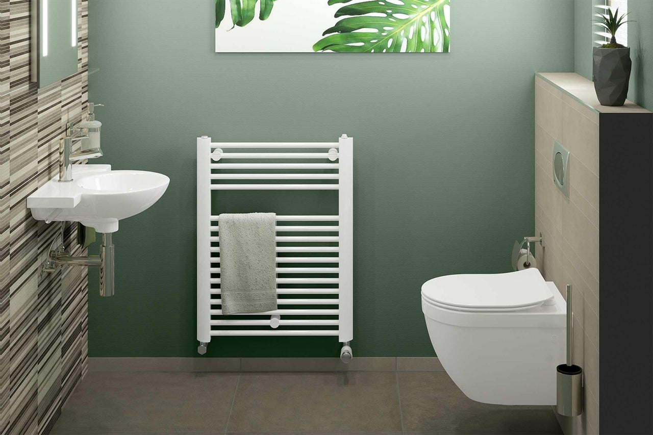 Modernt badrum med handfat, radiator och toalett