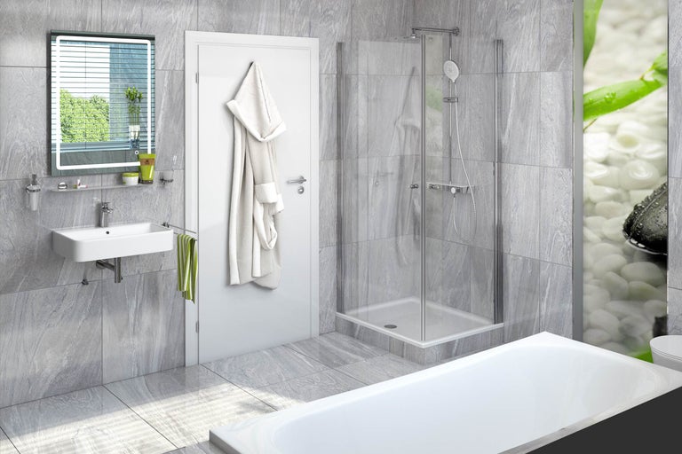 Badrum med handfat, spegel, dusch, badkar och dörr