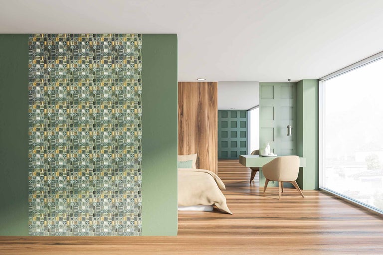 Ljust sovrum med mönstrad vägg och trägolv