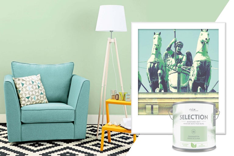 Vardagsrum med fåtölj, golvlampa, sidobord och en färgburksmotiv från märket Style Color Selection