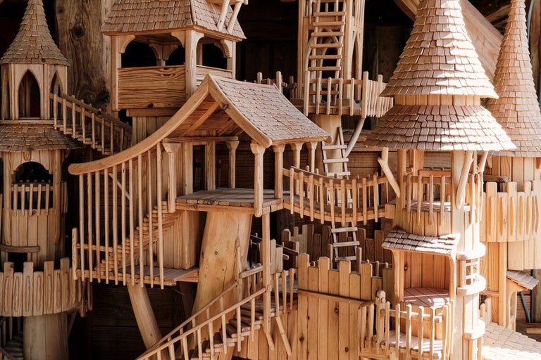 Trähusmodell med flera nivåer, trappor och torn