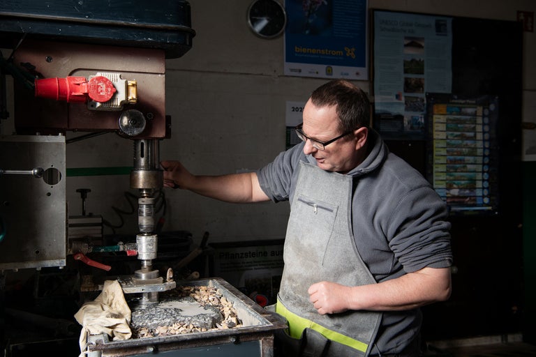 Man använder en stensåg i Hornbachs webbutik.