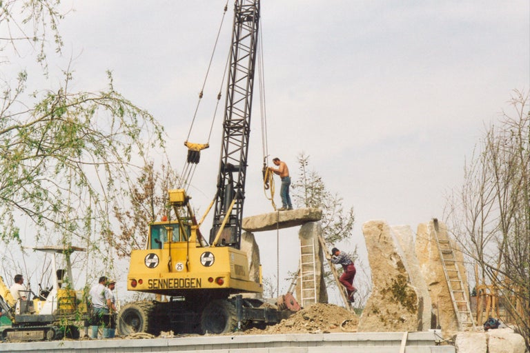 Installation av en stenportal med en Sennebogen-kran