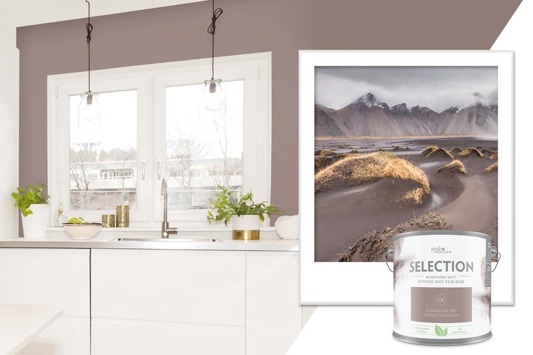 Ljust kök med väggfärg och färgburk i förgrunden