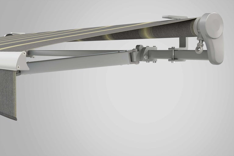 Markis med grå tygklädsel och ränder