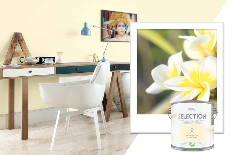 Ljust arbetsrum med skrivbord, stol och burk Style Color Selection väggfärg Indisk jasmin.