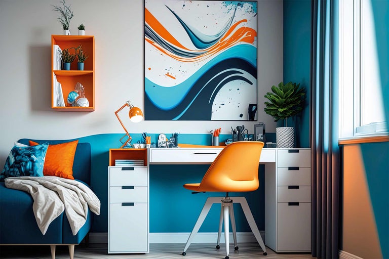 Moderna arbetsrum med skrivbord, kontorsstol, hylla och dekoration