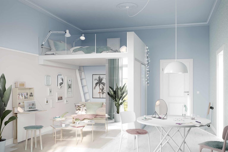 Ljust rum med loftsäng, skrivbord, bord och stolar