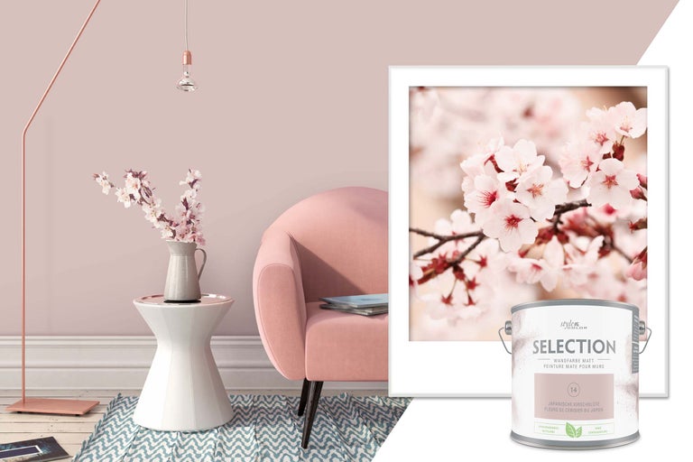 Dekorativ rumsscen med väggfärg, fåtölj och dekoration