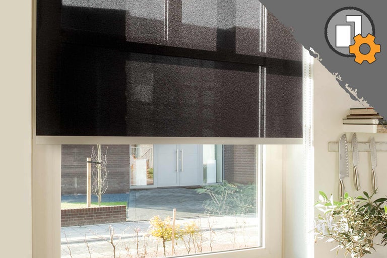 Insynsskyddsrullgardin på fönstret för enkel montering