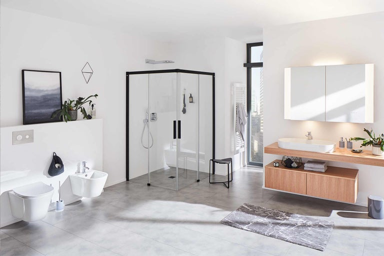 Ljust badrum med dusch, tvättställ och toalett