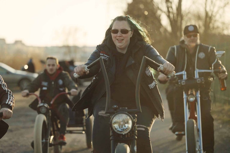 En grupp människor cyklar på cyklar med motorassistans.