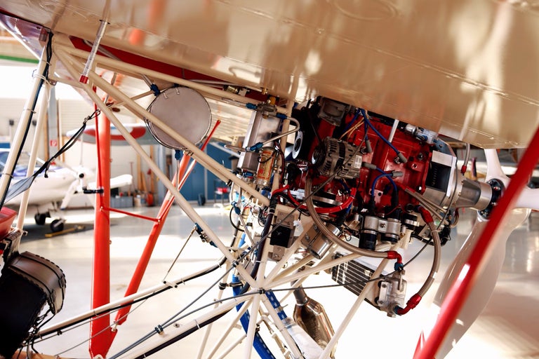 Närbild av motorn på ett flygplan med metallstag