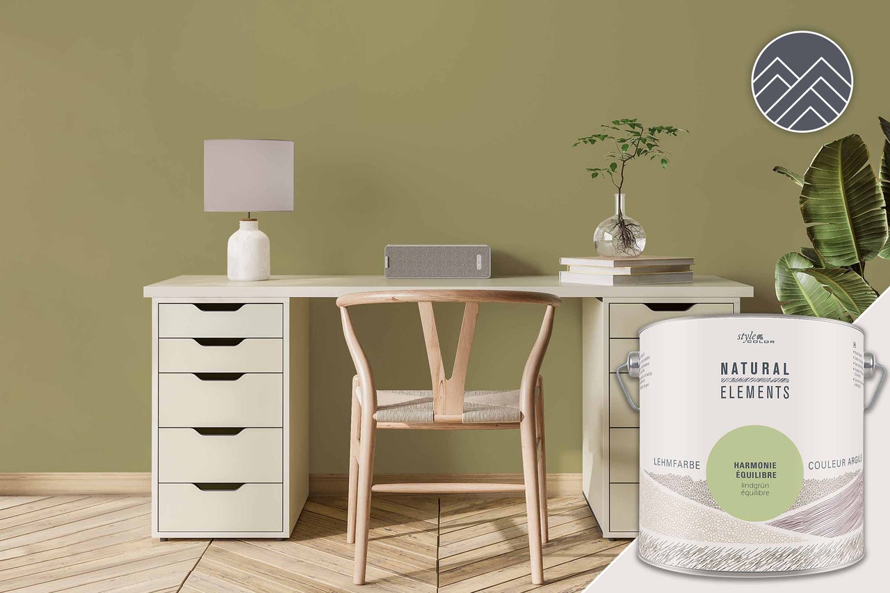 Vardagsrumsscen med StyleColor Natural Elements lerfärg på väggen, skrivbord och stol