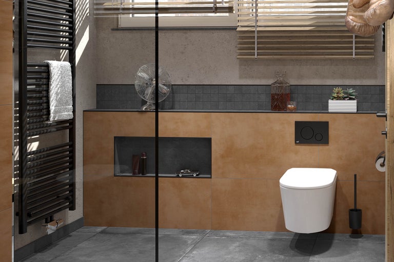 Modernt badrum med vägghängd toalett, svart spolknapp, terrakottafärgade väggplattor och grått golv med betonglook.