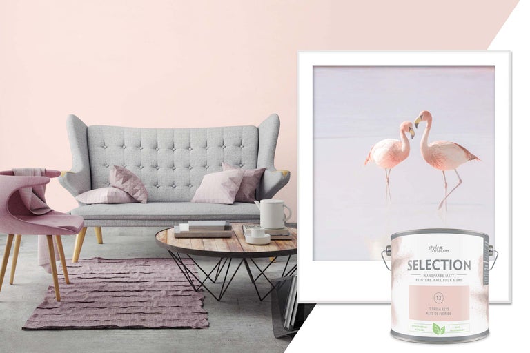 Vardagsrum med grå soffa, soffbord i trä och burk StyleColor Selection väggfärg Florida Keys