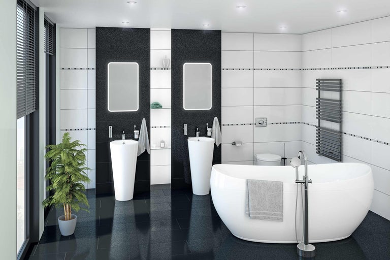 Ljust badrum med badkar, handfat, speglar och kakel