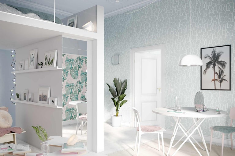 Ljust rum med loftsäng, hyllor, bord, stolar och krukväxt