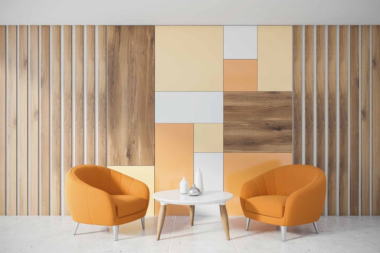 Vardagsrum med träpanel, två fåtöljer och ett bord