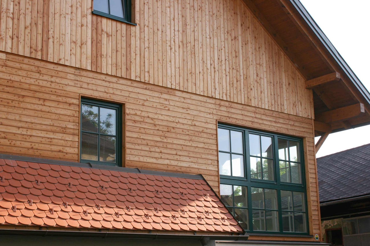 Fasad av ett hus med träpanel och fönster