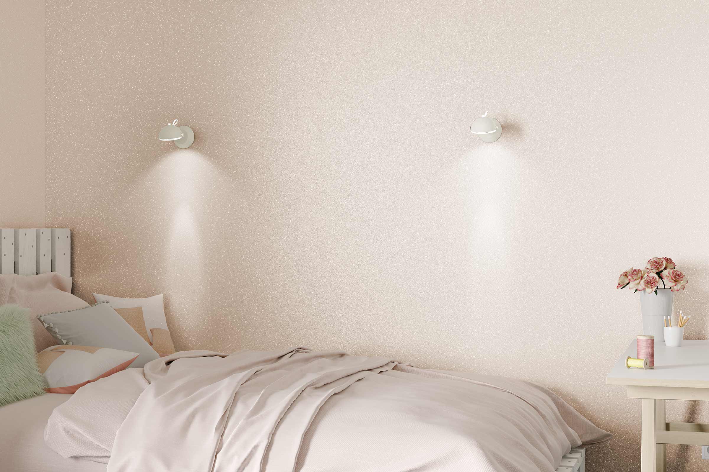 Sovrum med säng, nattduksbord och vägglampor framför glittrande tapeter