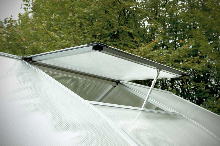 Detaljbild av ett öppet växthusfönster för ventilation