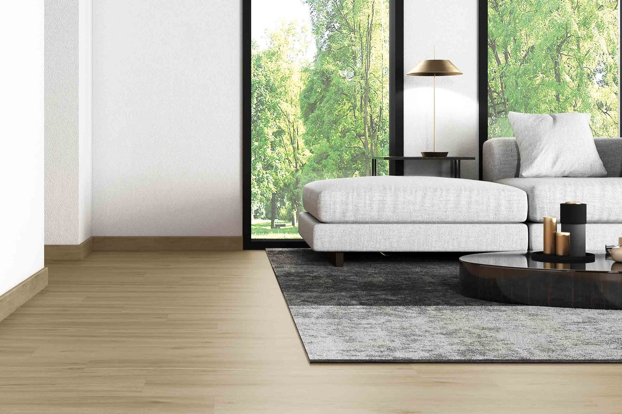 Vardagsrum med soffa, matta och trägolv