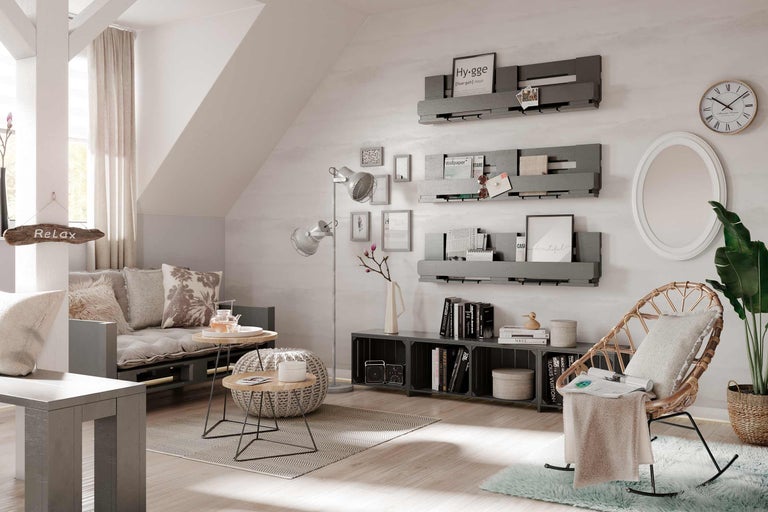 Ljust vardagsrum med sittplatser, hyllor och dekorativa element för en mysig atmosfär