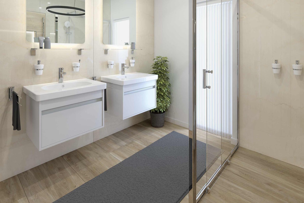 Badrum med tvättställsskåp, speglar och duschkabin