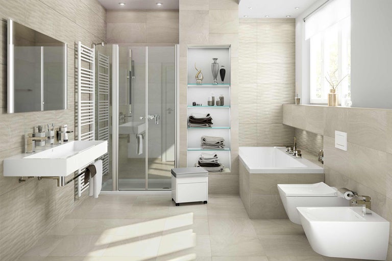 Ljust badrum med dusch, badkar, tvättställ och toalett i sandfärgad kakeldesign.