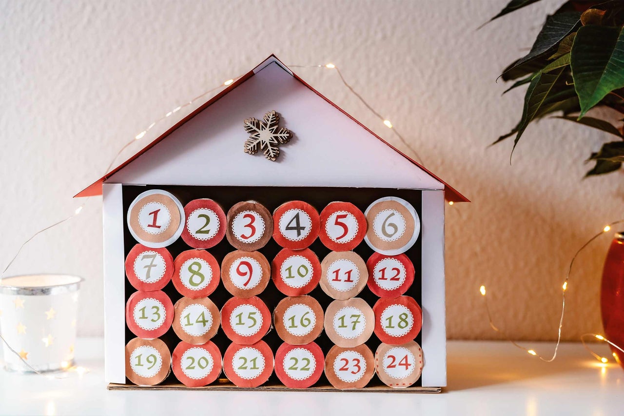 Adventskalender i husform med nummer från 1 till 24