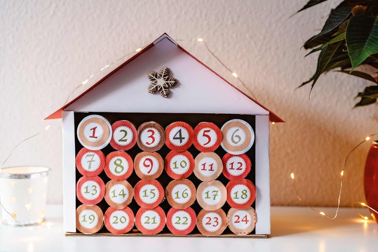 Adventskalender i husform med nummer från 1 till 24