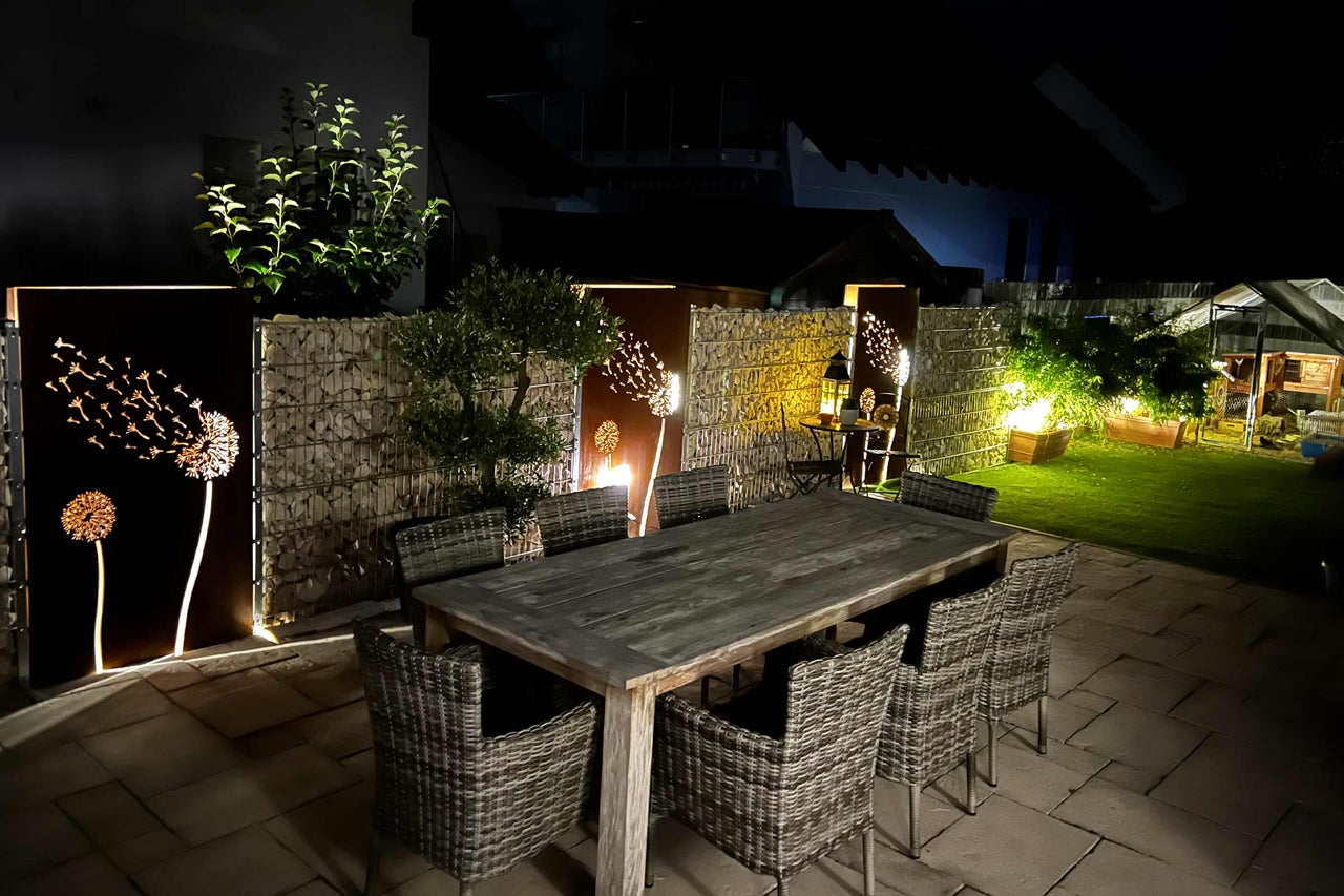 Insynsskydd i cortenplåt i trädgården