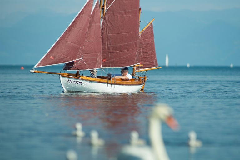 Segelbåt med segel på vattnet