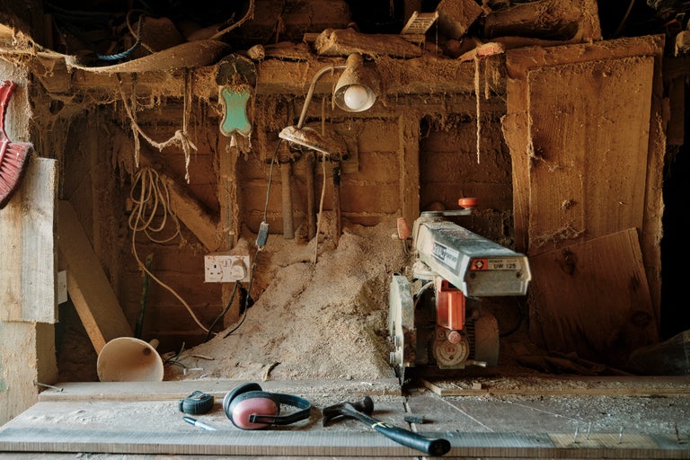 Verkstadsscen med såg, verktyg och arbetsmaterial