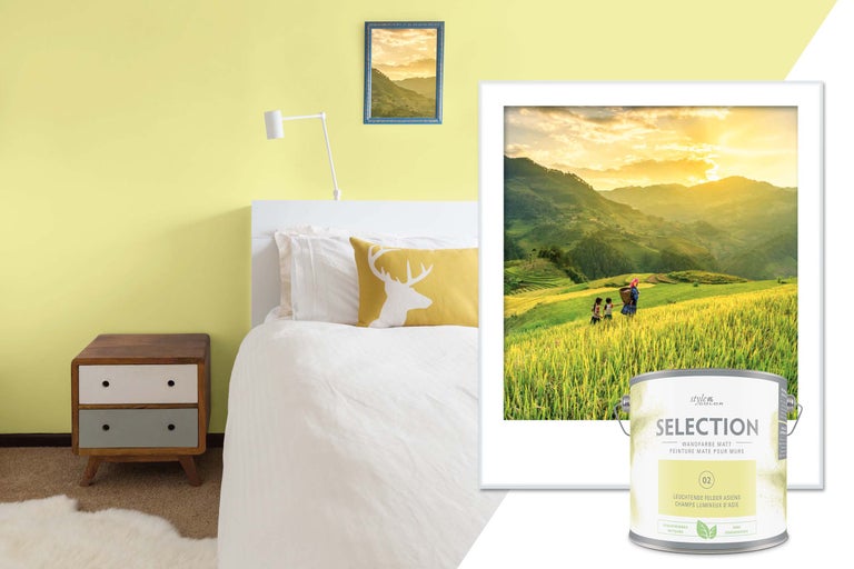 Sovrum med väggfärg, säng, sängbord och burk StyleColor Selection väggfärg